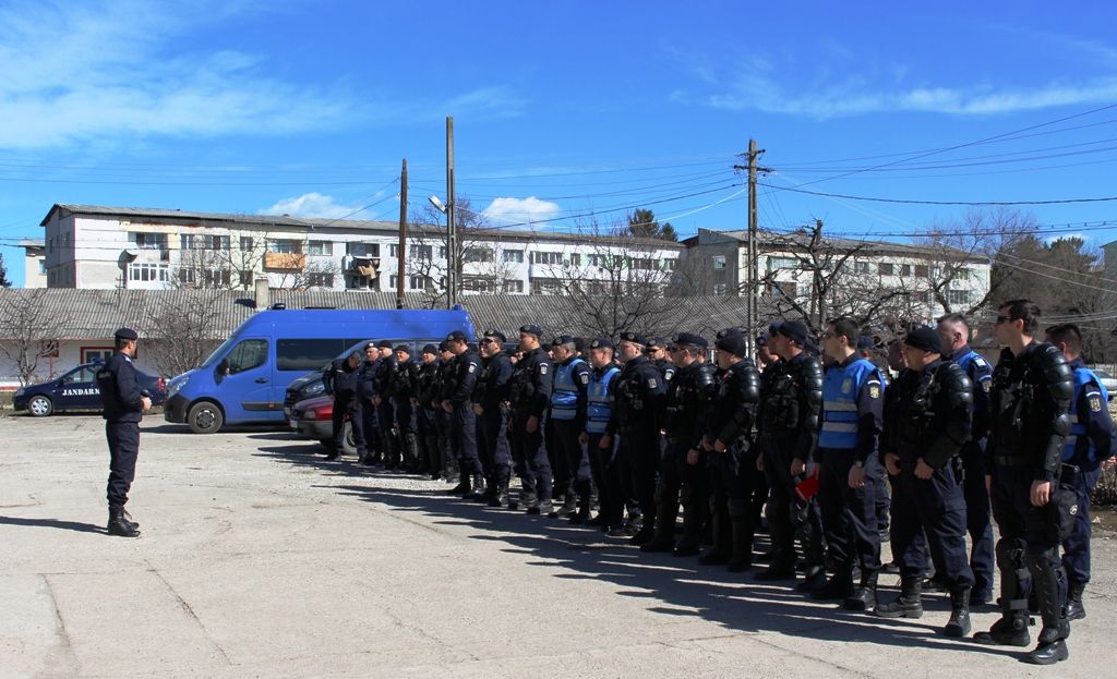 Tir răsturnat la ieșire din municipiul Suceava. Șoferul a rămas încarcerat VIDEO