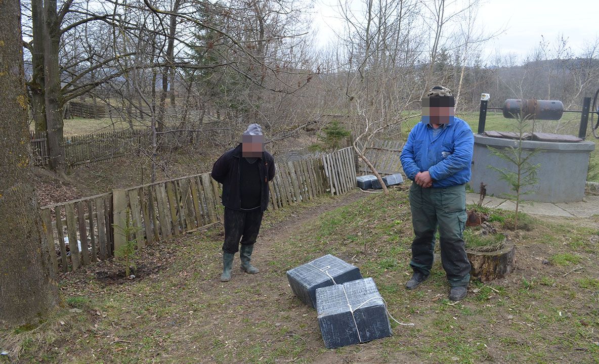 Doi bărbați prinși în timp ce transportau țigări de contrabandă prin apa pârâului Laura FOTO VIDEO