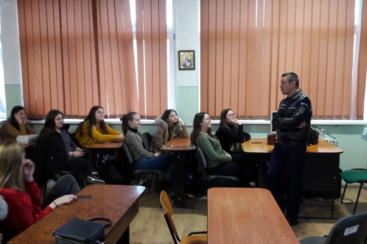 Polițiștii suceveni continuă programul de prevenire a delincvenței juvenile și victimizării minorilor FOTO
