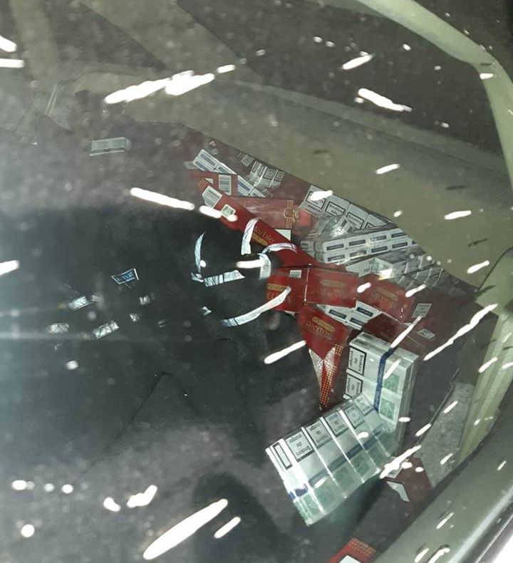 Autoturism plin cu țigări de contrabandă, abandonat după o urmărire în trafic FOTO