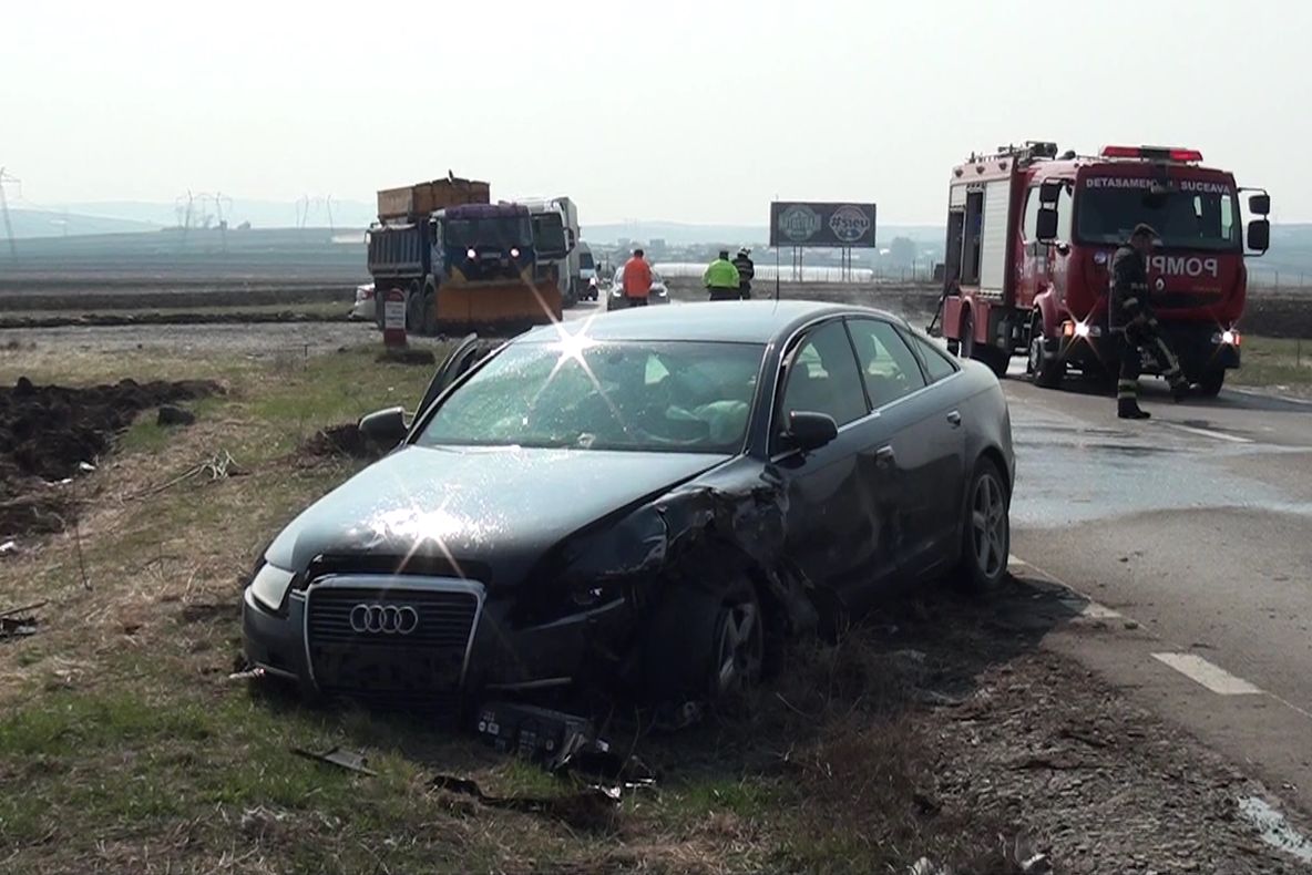 Coliziune între trei autoturisme la Cumpărătura. O persoană a fost transportată la spital FOTO