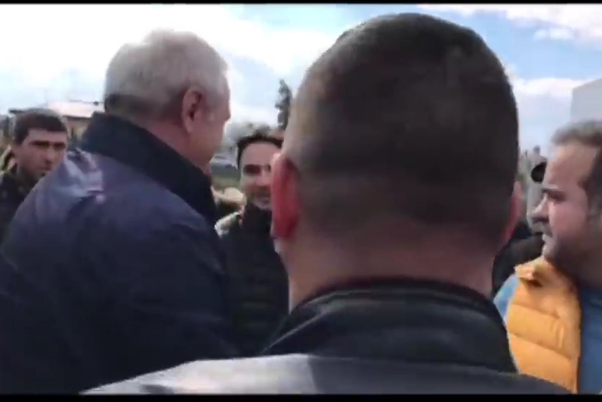 Moment jenant pentru Dragnea la Dumbrăveni. Un sucevean a refuzat să dea mâna cu el VIDEO