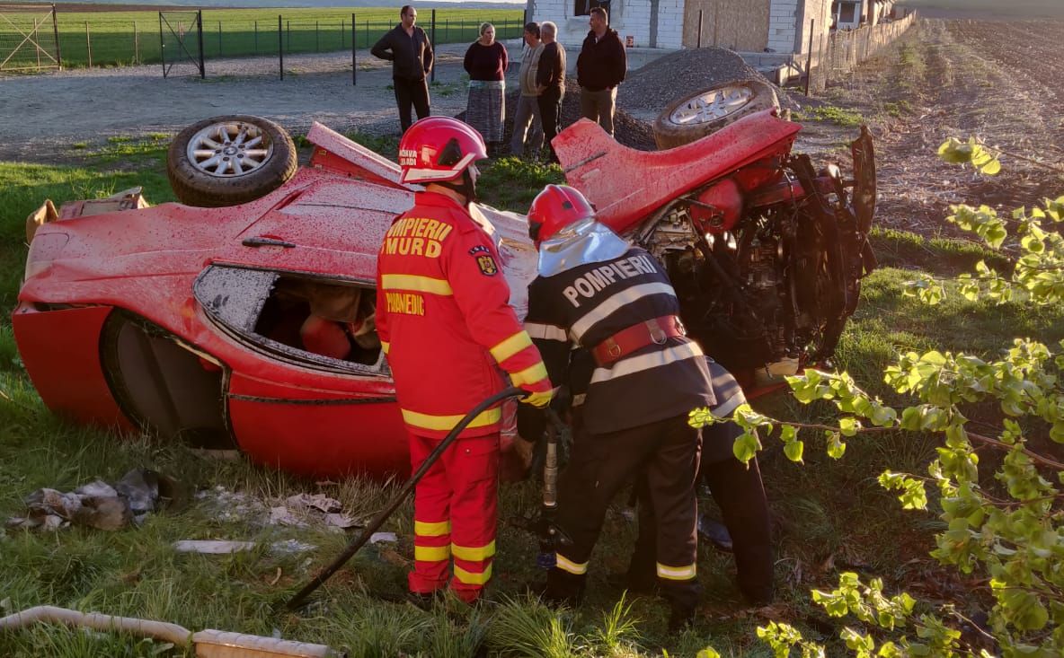 FOTO Șofer grav rănit după ce s-a izbit cu BMW-ul într-un copac, în prima zi de Paști