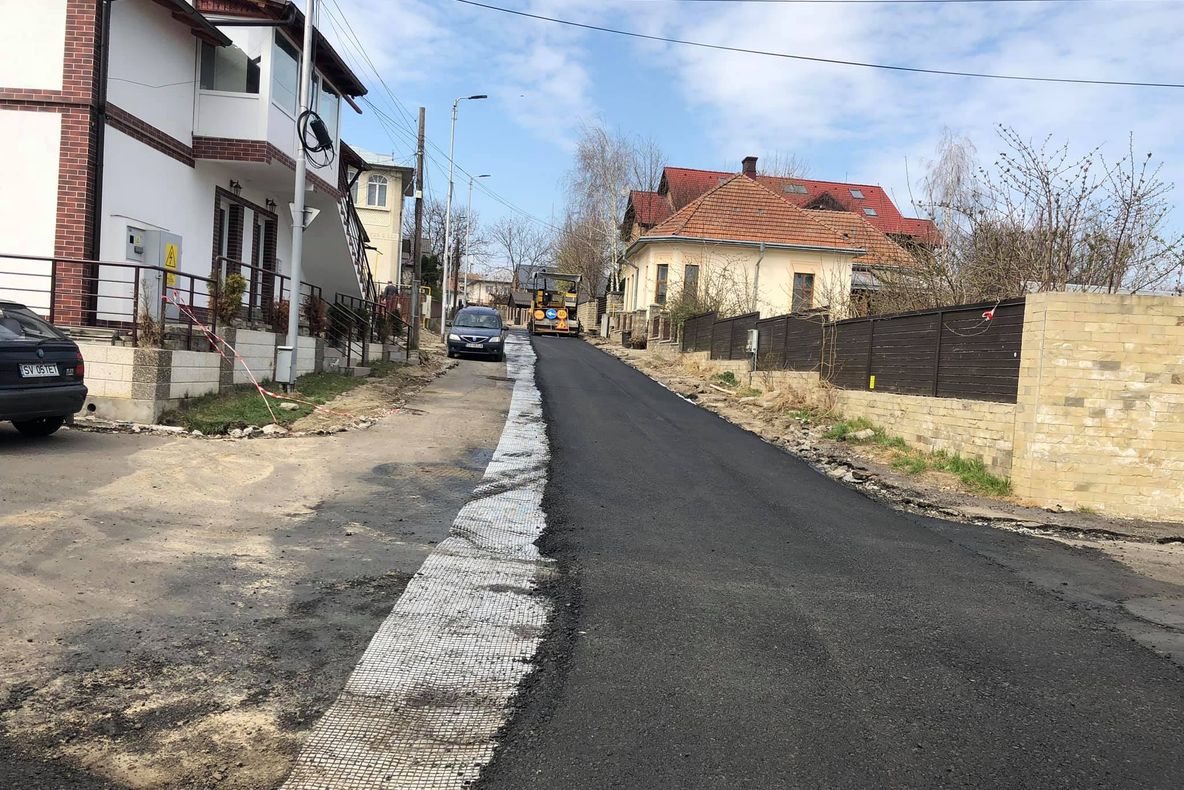 Covor asfaltic și trotuare noi pe strada Dragoș Vodă din centrul Sucevei