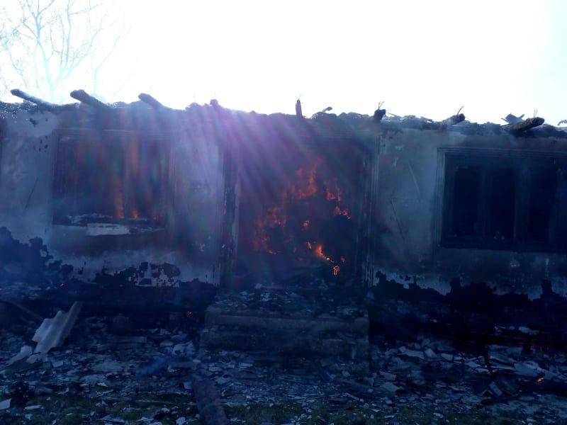 Două femei au avut nevoie de îngrijiri medicale după ce gospodăriile lor au fost cuprinse de flăcări FOTO