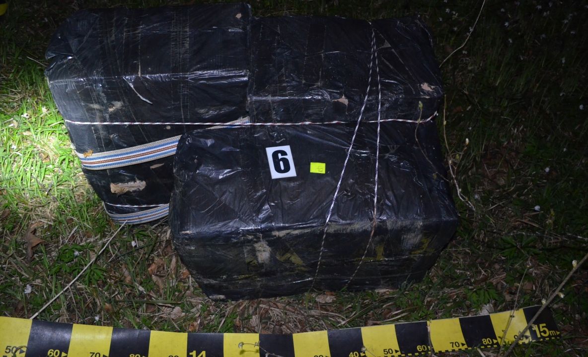 Contrabandiști suprinși în flagrant la Straja. Polițiștii de frontieră au tras două focuri de armă