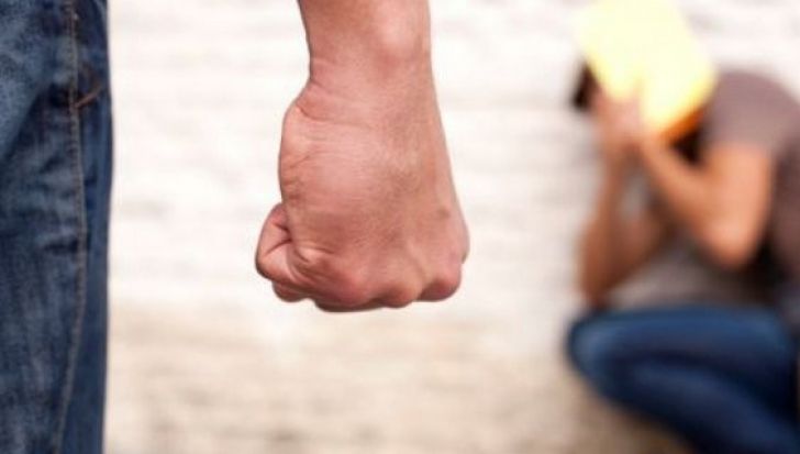 Un bărbat din Zvoriștea a fost reținut pentru că a bătut un elev într-o sală de clasă