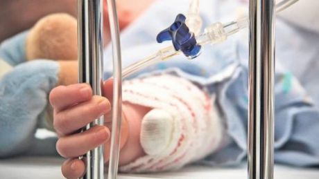 O fetiță de trei ani a ajuns în comă la spital după ce și-a agățat gluga într-un balansoar