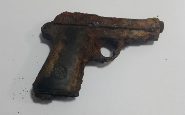Pistol din anul 1917 găsit între grinzile acoperișului unei școli