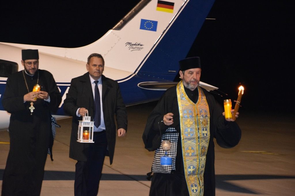 Lumina Sfântă de la Ierusalim ajunge pentru al zecelea an consecutiv cu avionul la Suceava