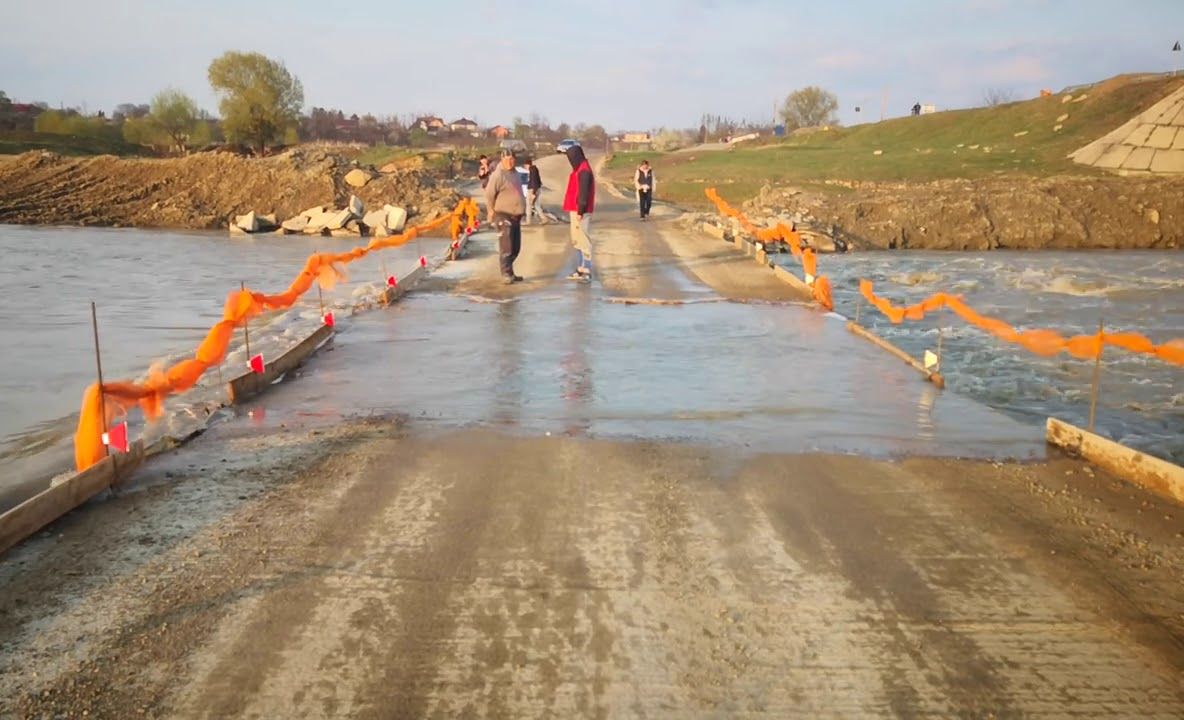 Podul provizoriu de la Verești a fost acoperit de apă VIDEO