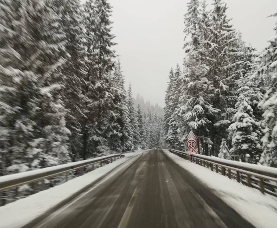 Iarnă în zona de munte a județului Suceava. Drumarii au intervenit cu utilaje și au răspândit material antiderapant VIDEO