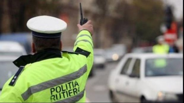 Un bătrân de 78 de ani, fără permis de conducere, depistat de polițiști la volan