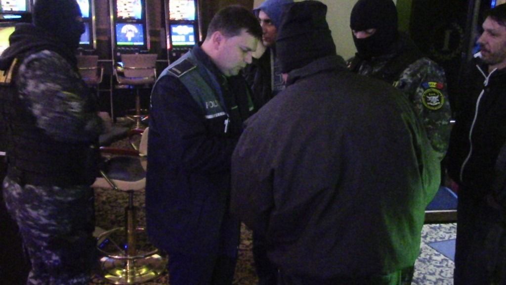 Câmpulung Moldovenesc. Controale polițiști în zona barurilor, cluburilor și discotecilor