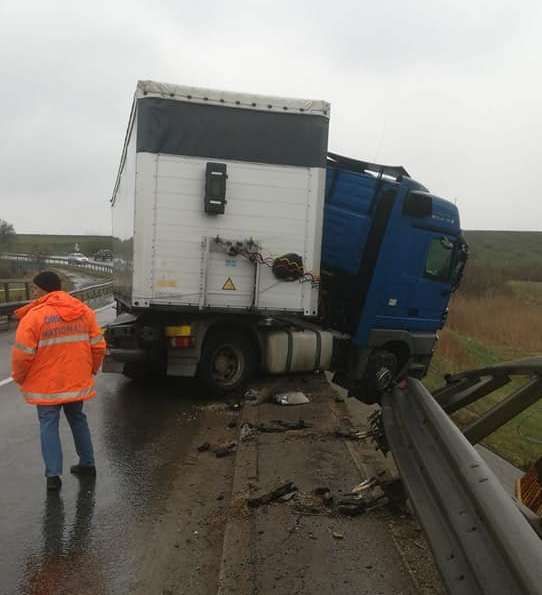 Un șofer a intrat cu TIR-ul într-un parapet pe raza localității Stroiești FOTO