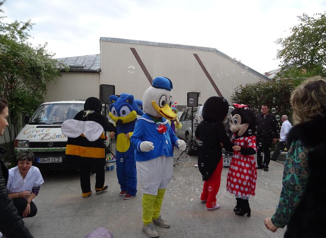 Polițiștii de frontieră au oferit cadouri copiilor de la Casa de tip familial "Universul Copiilor" Rădăuți FOTO