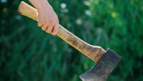 Un adolescent a vrut să taie lemne cu toporul, însă a ajuns la spital