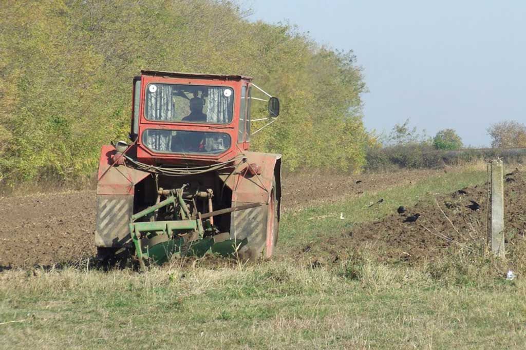 Adolescent prins conducând un tractor neînmatriculat