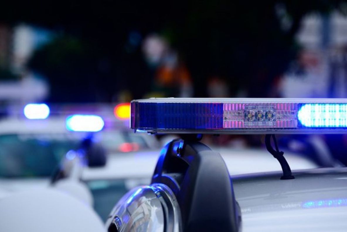 Urmărire în trafic în municipiul Suceava. Un șofer a fugit de polițiști și a avariat trei autoturisme parcate