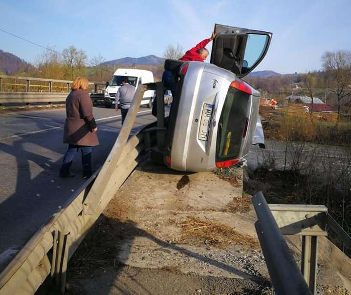 Autoturism răsturnat pe raza localității Molid FOTO