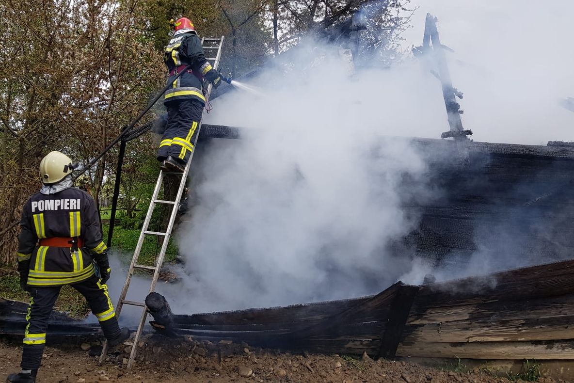 Doi minori au provocat un incendiu la o gospodărie din Horodnic de Sus VIDEO