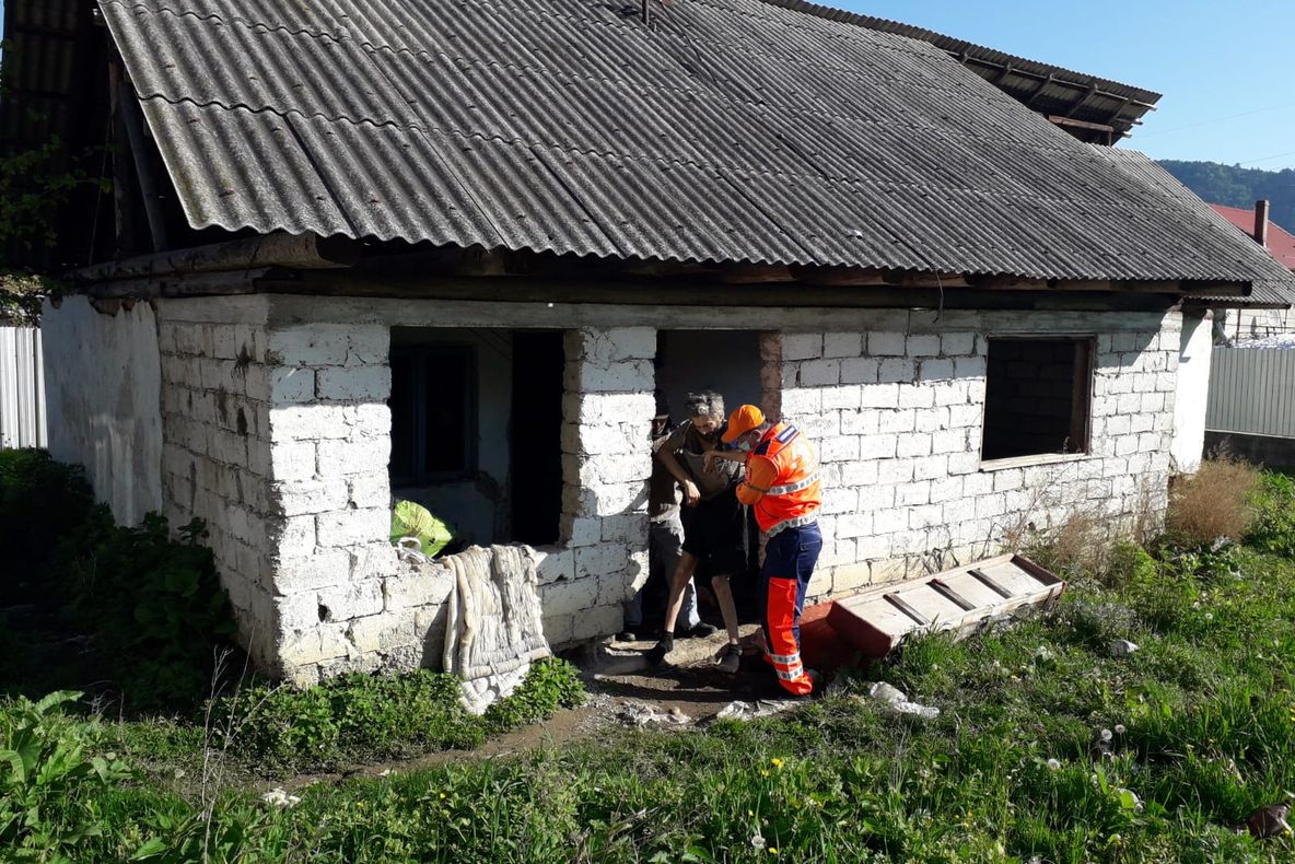 O persoană și-a pierdut viața în urma coliziunii dintre două tiruri și un autoturism VIDEO