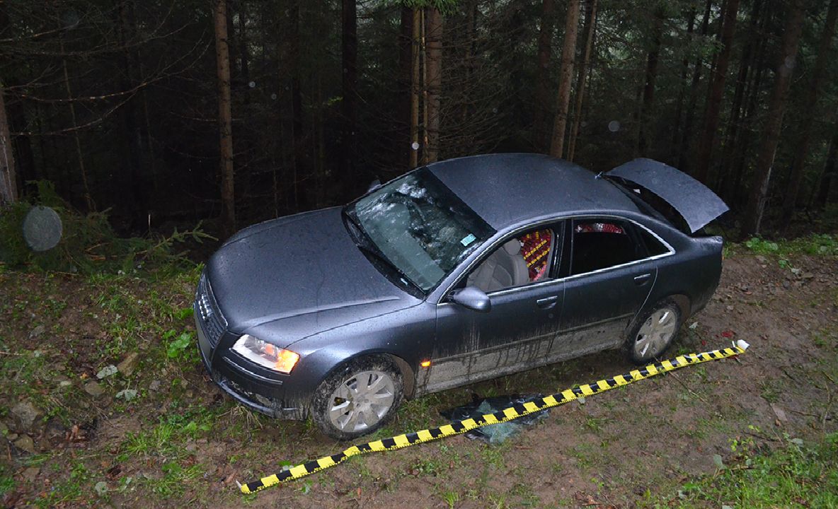 Autoturism plin cu țigări de contrabandă, descoperit abandonat într-o pădure din Costileva de Sus FOTO