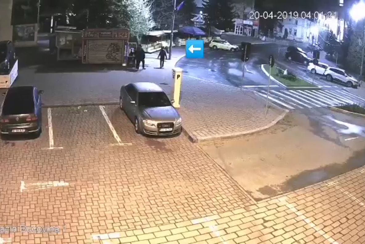 Trei tineri au fost prinși de polițiști în timp ce vandalizau un coș de gunoi VIDEO