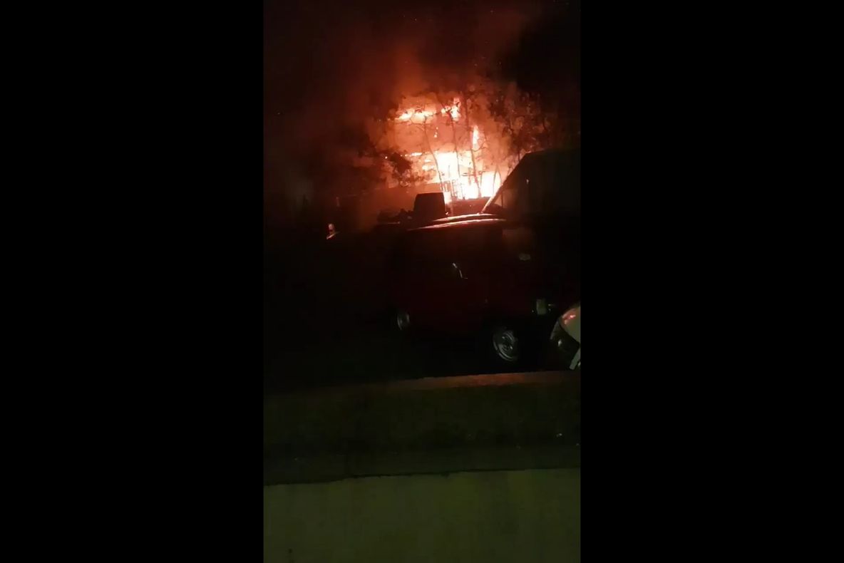 Casă în flăcări, în municipiul Suceava VIDEO