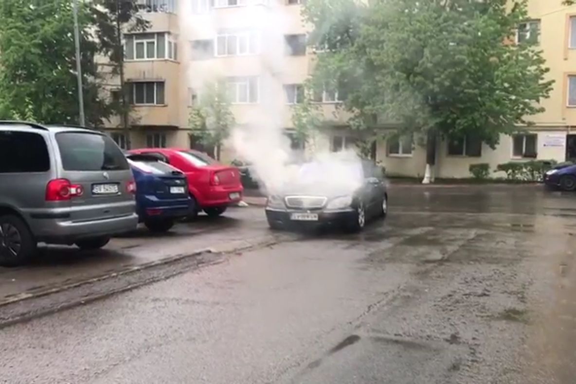 Un autoturism a luat foc în timpul mersului, pe o stradă din municipiul Suceava FOTO