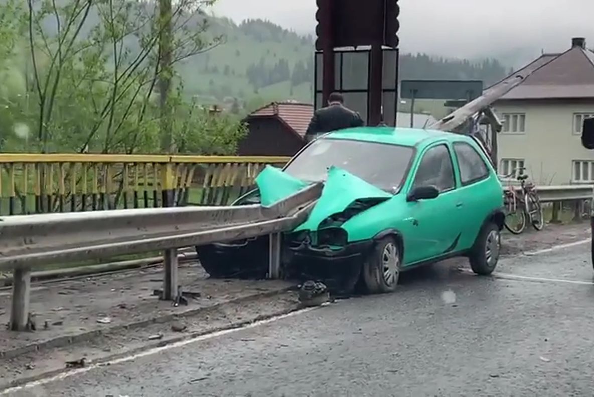 Un șofer a scăpat ca prin urechile acului după ce mașina acestuia a fost străpunsă de un parapet VIDEO