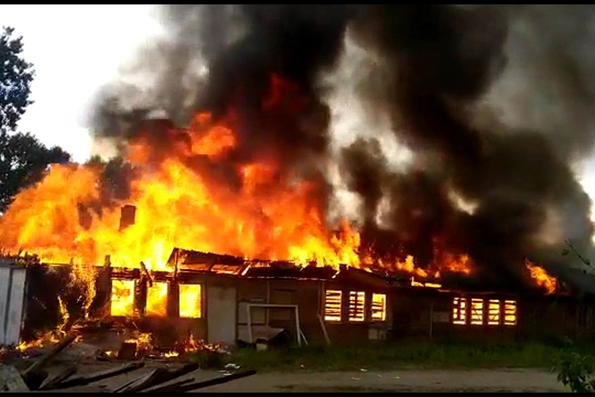 Adăpost de animale cuprins de flăcări, în municipiul Suceava VIDEO