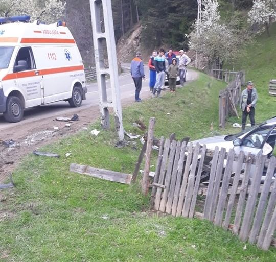 Accident rutier cu patru victime după ce un șofer a intrat cu mașina într-un stâlp de electricitate FOTO