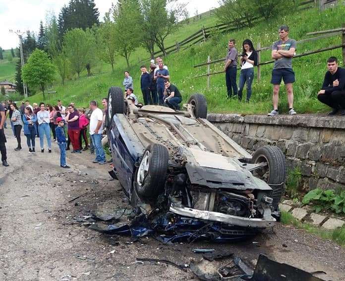 Accident cu trei victime, după o depășire neregulamentară FOTO