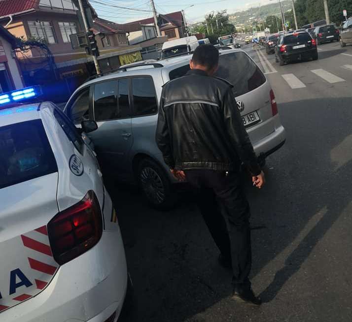 Mașină de poliție aflată în misiune, împlicată într-un accident rutier FOTO