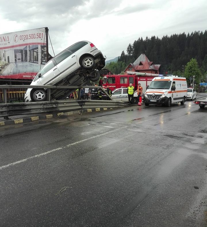 O mașină a rămas suspendată în poziție verticală pe un pod din localitatea Vama FOTO