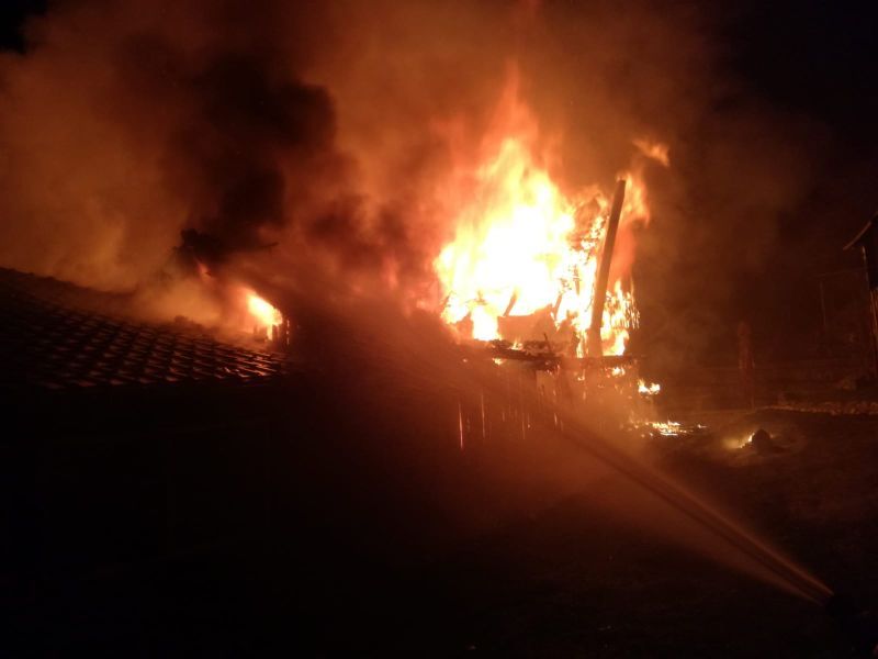 Incendiu la o gospodărie din Cajvana. Pompierii au intervenit cu șase autospeciale