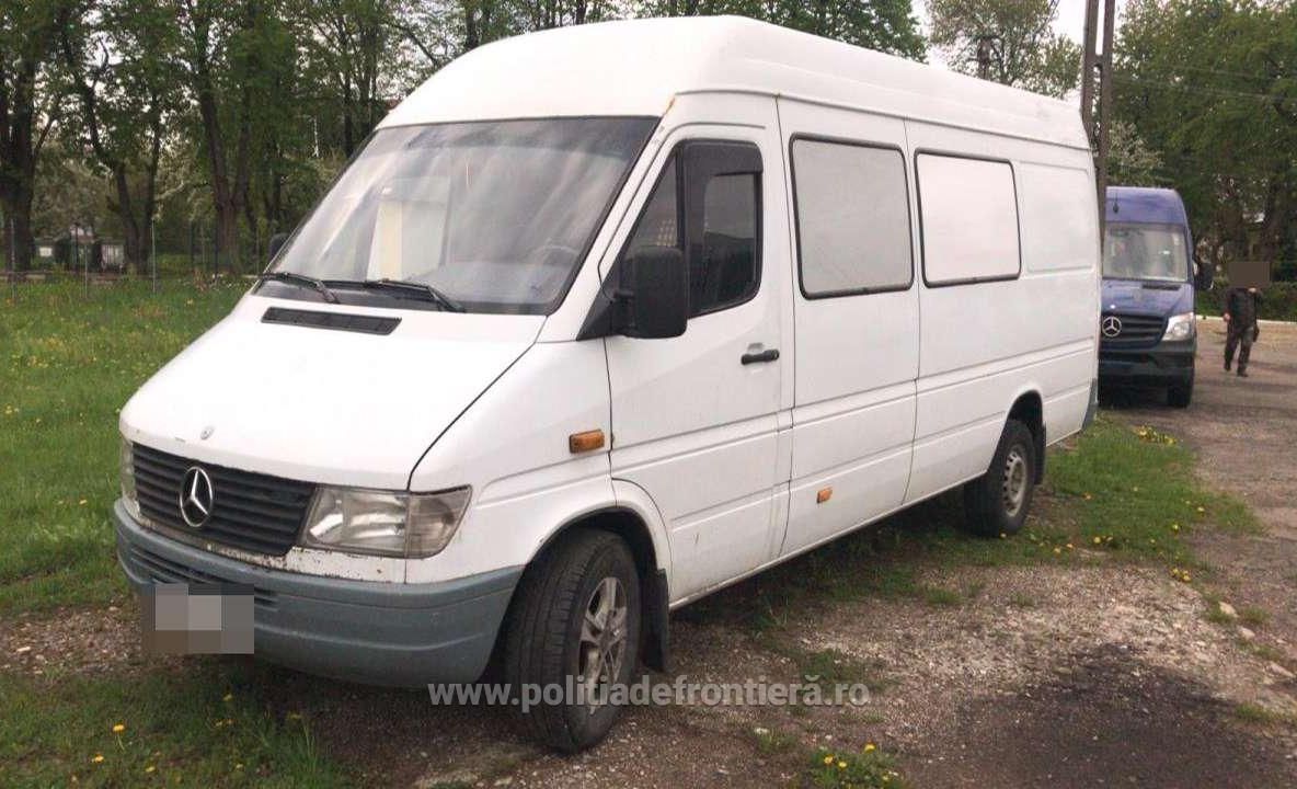 Microbuz furat din Italia, depistat în Vama Siret. Șoferul, cercetat penal