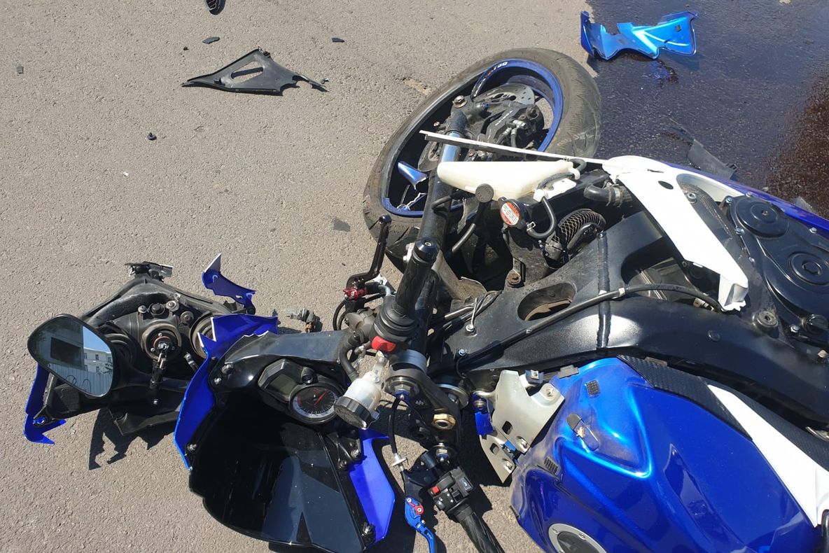 Un tânăr cu poliția pe urme a intrat cu motocicleta în șanț