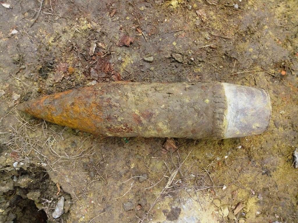 Proiectil din al Doilea Război Mondial găsit în podul unui cămin cultural