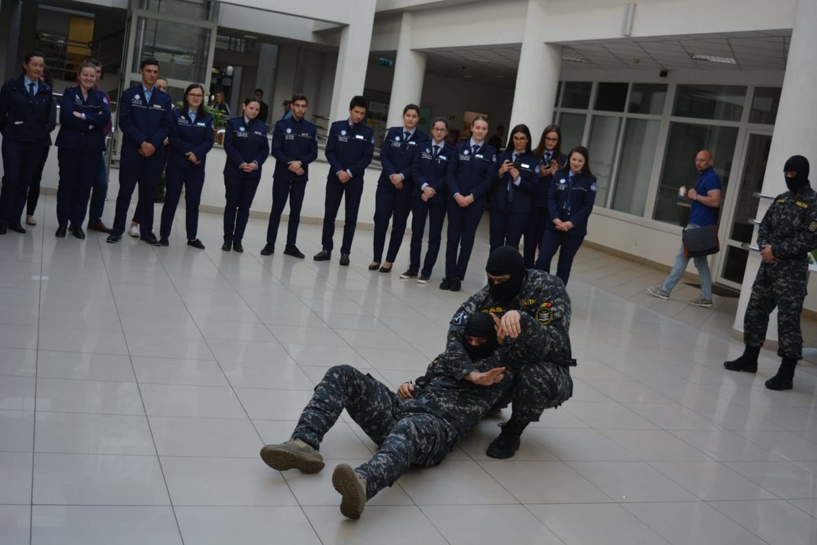 Tehnici de autoapărare și de acordare de prim-ajutor la USV FOTO