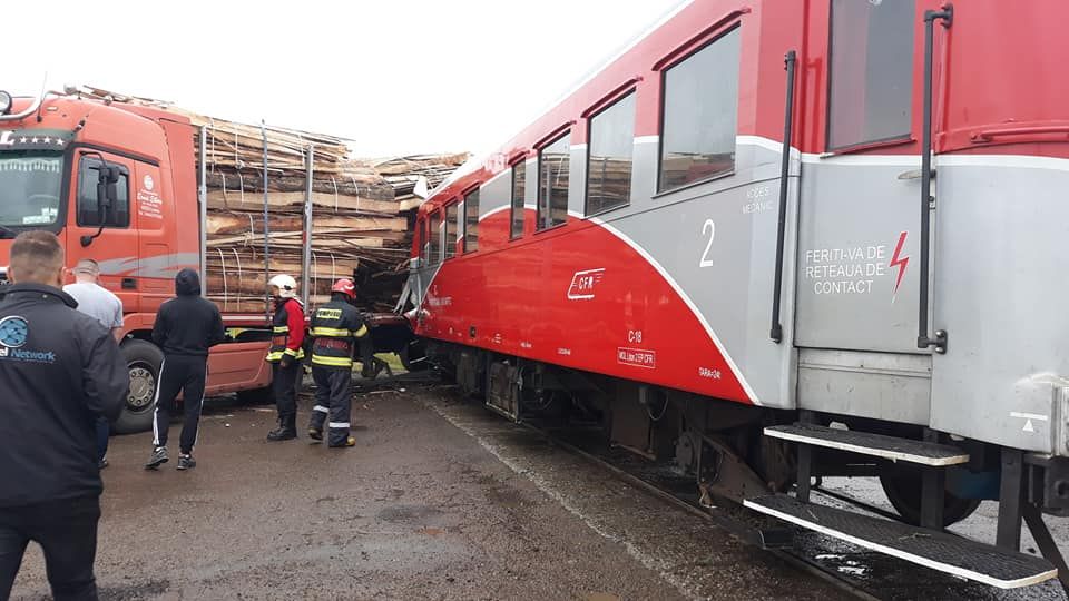 Accident cu patru victime după ce un tir încărcat cu cherestea a fost acroșat de tren, la Dornești FOTO