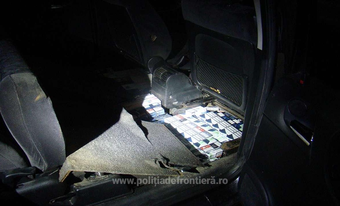 Țigări găsite ascunse în podeaua unei mașini, în Vama Siret