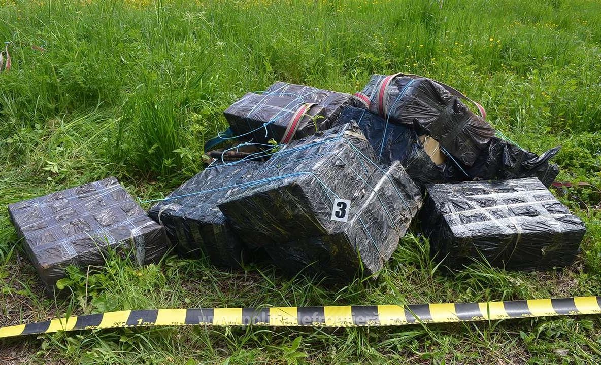 Focuri de armă și peste 12.000 de pachete cu țigări de contrabandă confiscate de polițiștii de frontieră