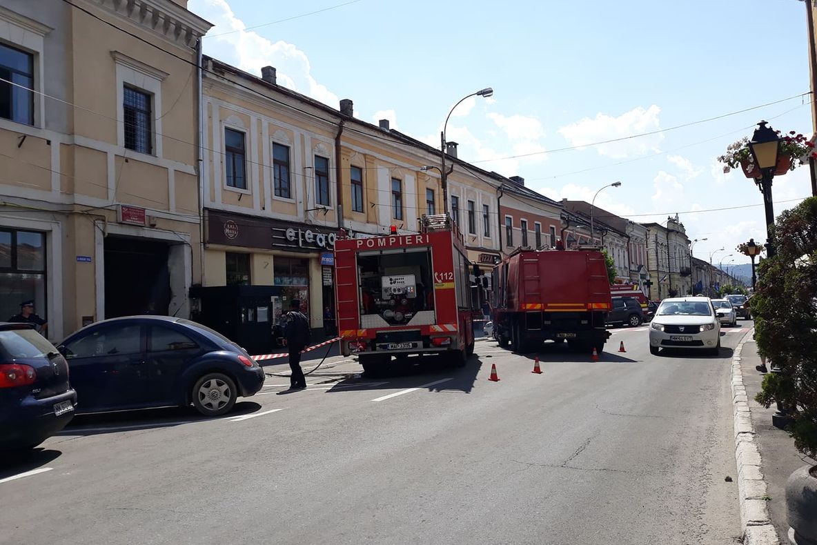 Modernizarea unui drum îngreunează accesul mai multor familii în propriile curți, după ce strada a fost înalțată în unele locuri cu un metru și jumătate VIDEO