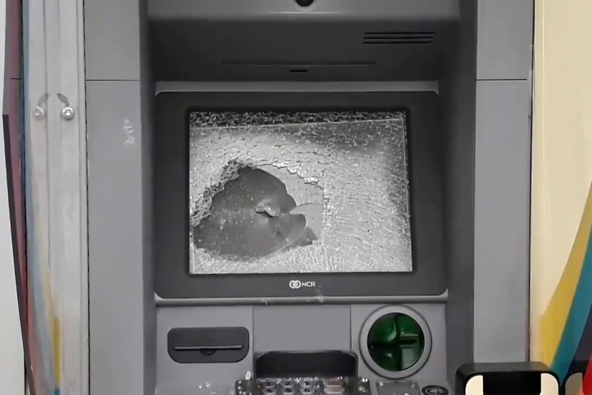 Tânărul care a distrus două ATM-uri de la o bancă din cartierul Obcini a fost reținut pentru 24 de ore VIDEO