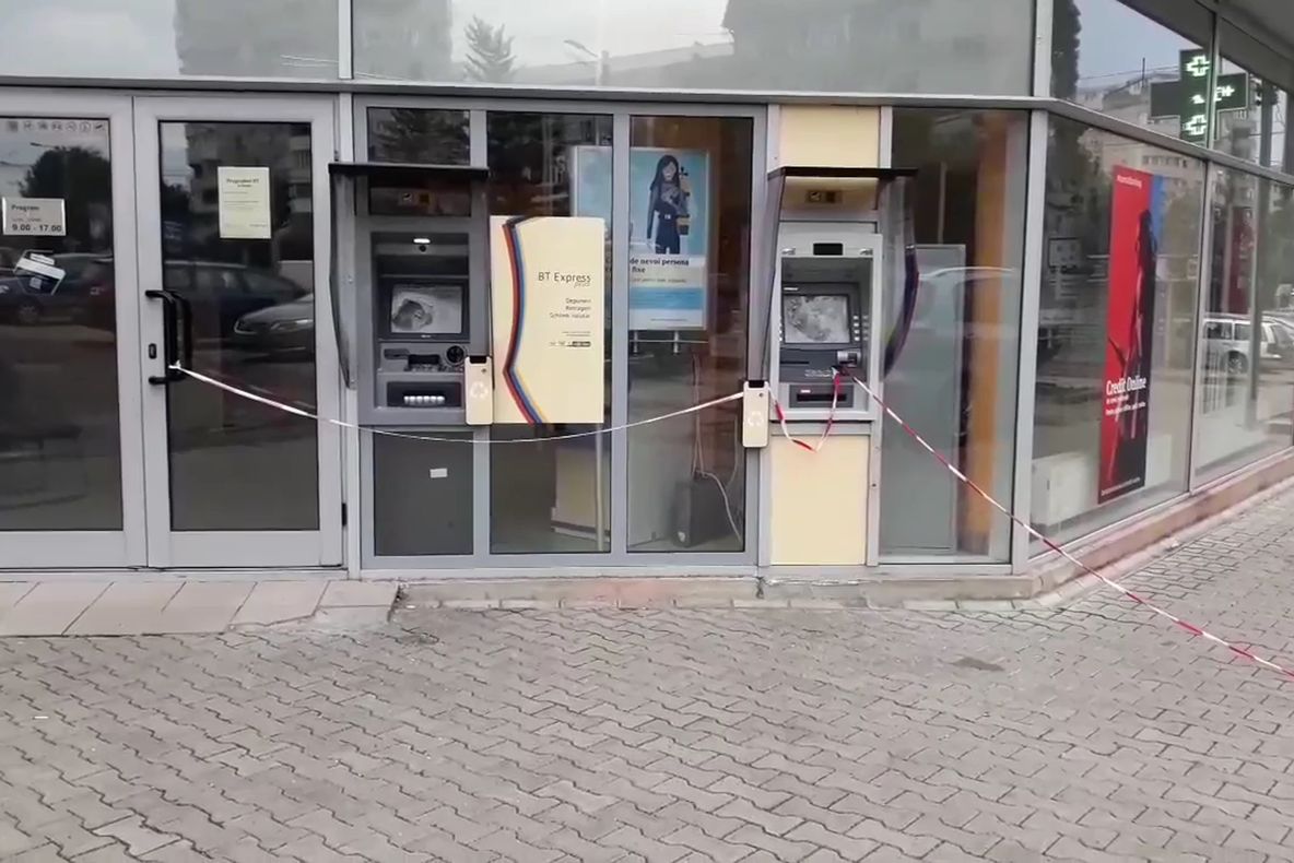 Bancomate distruse la o bancă din cartierul Obcini FOTO