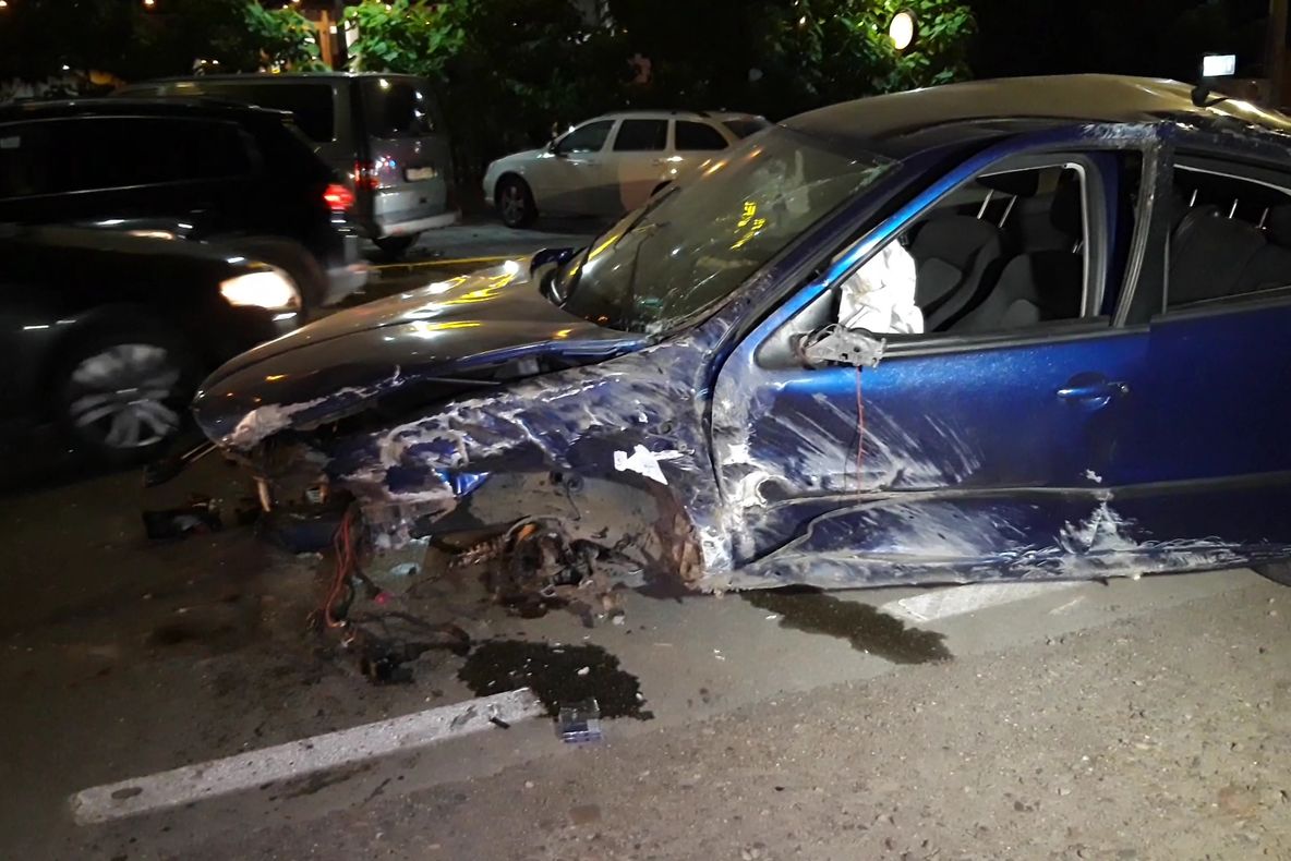 Tânărul care a intrat cu mașina în gardul unui hotel și s-a răsturnat de mai multe ori avea permisul suspendat VIDEO
