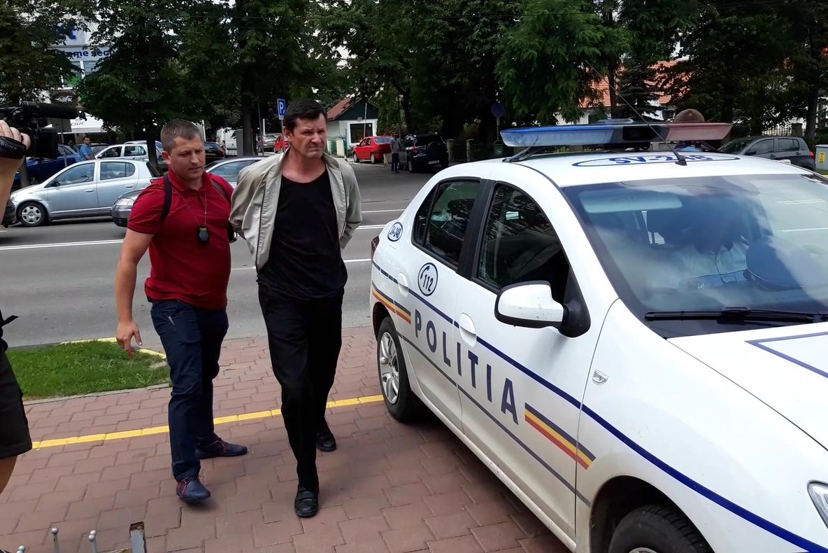 Individul care a aruncat cu pietre în mocăniță și a tăiat cauciucurile mașinilor unor turiști a fost reținut VIDEO