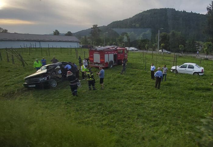 Un șofer a scăpat cu răni ușoare după ce mașina sa a fost acroșată de tren FOTO
